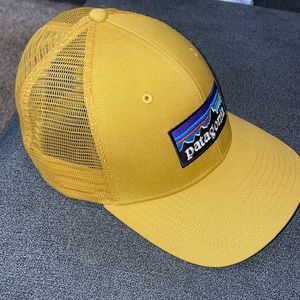 Patagonia trucker hat 💛